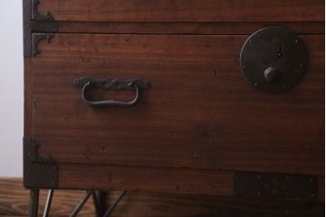 アンティーク家具　和製アンティーク　鉄脚付き!シンプルな丸金具の時代箪笥ローボード(2)