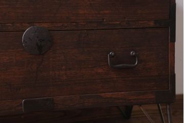 アンティーク家具　和製アンティーク　鉄脚付き!シンプルな古い木の時代箪笥ローボード(ローチェスト、引き出し、テレビボード)(1)