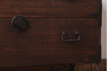 アンティーク家具　 和製アンティーク　鉄脚付き!シンプルな古い木の時代箪笥ローボード(2)