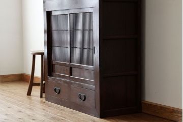 アンティーク家具　古民具・骨董　一本物　丸桟引き戸付き!モダンなアンティーク三尺水屋箪笥