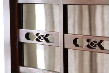 アンティーク家具　古民具・骨董　一本物　丸桟引き戸付き!モダンなアンティーク三尺水屋箪笥