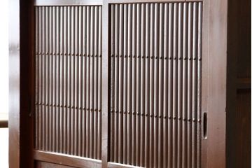 アンティーク家具　古民具・骨董　一本物　丸桟引き戸付き!モダンなアンティーク三尺水屋箪笥