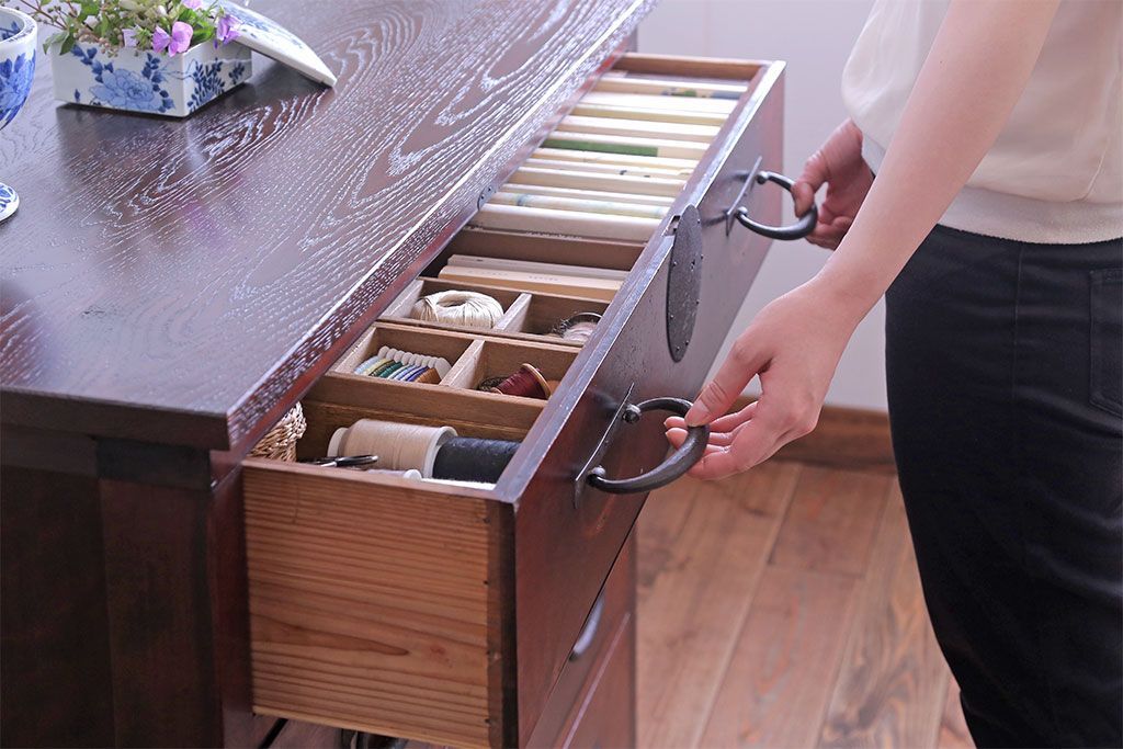 アンティーク家具　古民具・骨董　上品な衣装箪笥カウンターテーブル(作業台)