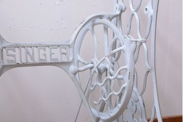 アンティーク家具　アンティークペイント　おしゃれなシンガーミシンの鉄脚