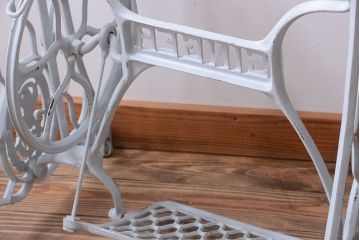 アンティーク家具　アンティークペイント　おしゃれなシンガーミシンの鉄脚