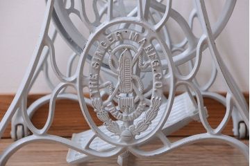 アンティーク家具　アンティークペイント　おしゃれなシンガーミシンの鉄脚