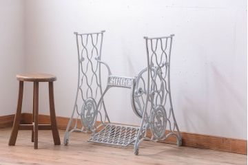 アンティーク家具　アンティークペイント　おしゃれなシンガーミシンの鉄脚