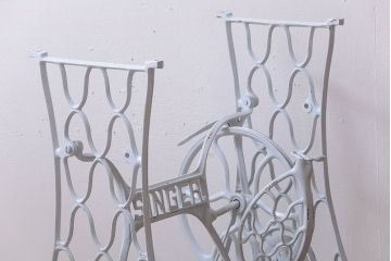 アンティーク家具　アンティークペイント　おしゃれなシンガーミシンの鉄脚