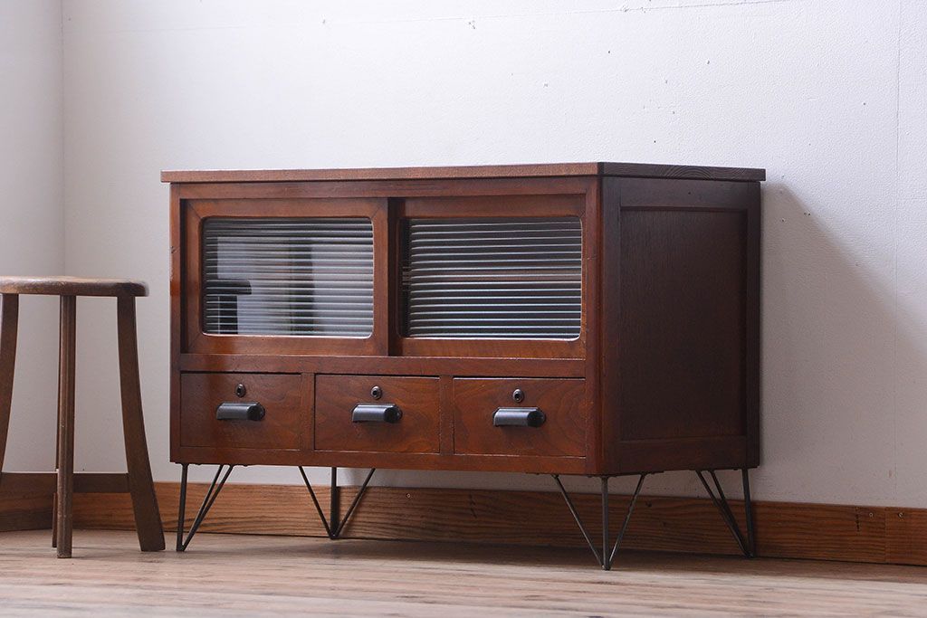 レトロ家具　 昭和レトロ　鉄脚付き!アンティークローボード