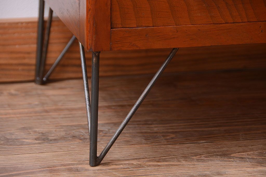 レトロ家具　 昭和レトロ　鉄脚付き!アンティークローボード