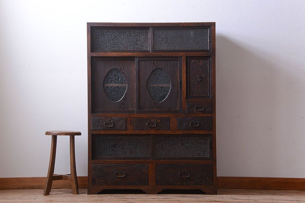 アンティーク家具　和製アンティーク　大正期　丸窓引き戸付き!古い木製のモダンな縦型収納棚