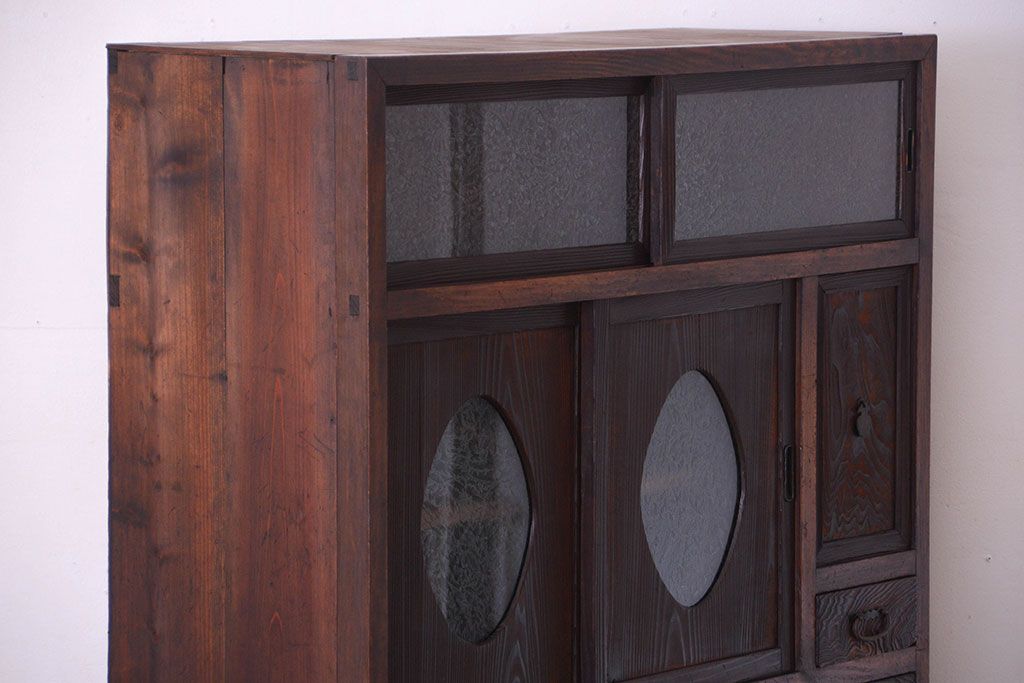 アンティーク家具　和製アンティーク　大正期　丸窓引き戸付き!古い木製のモダンな縦型収納棚