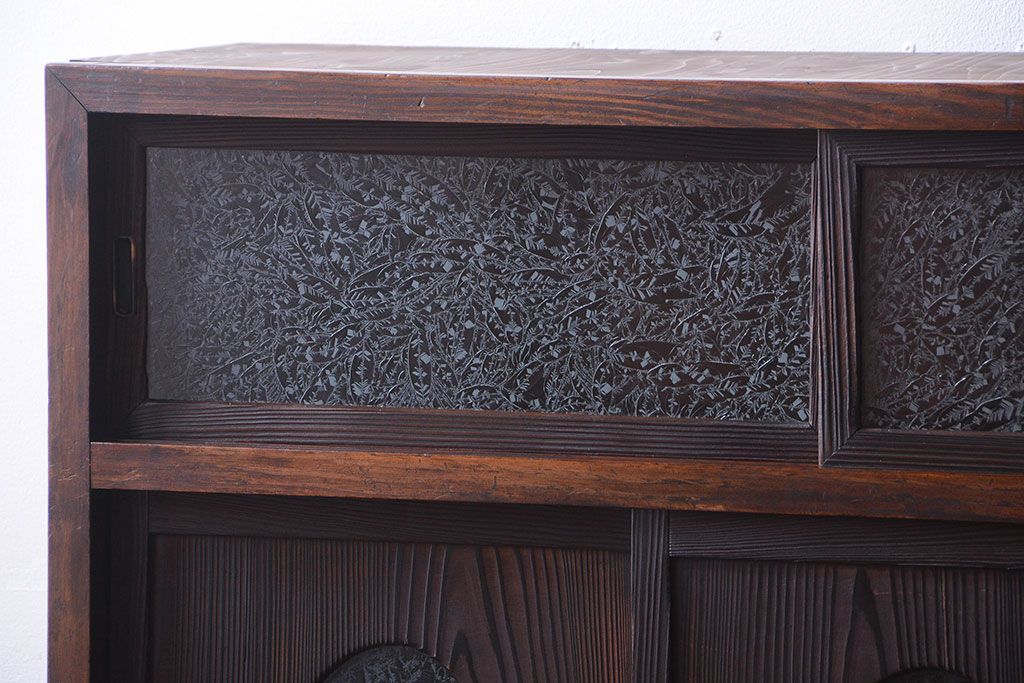 アンティーク家具　和製アンティーク　大正期　丸窓引き戸付き!古い木製のモダンな縦型収納棚