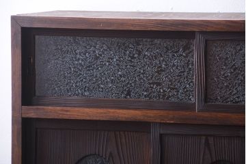 アンティーク家具　和製アンティーク　大正期　丸窓引き戸付き!古い木製のモダンな縦型収納棚