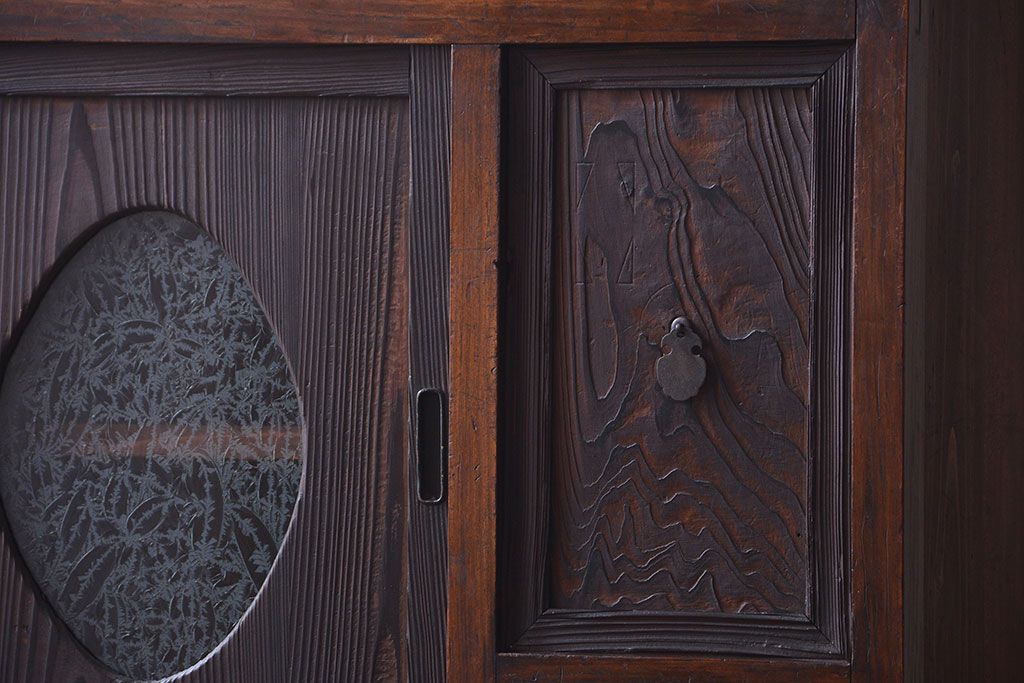 アンティーク家具　和製アンティーク　大正期　丸窓引き戸付き!古い木製のモダンな縦型収納棚