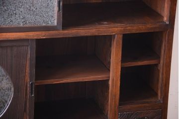 アンティーク家具　和製アンティーク　大正期　丸窓引き戸付き!古い木製のモダンな縦型収納棚