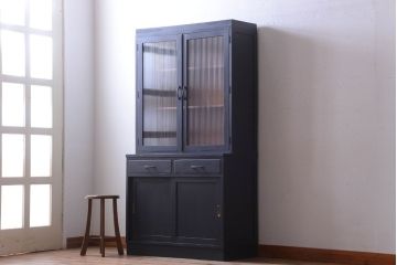 アンティーク家具　アンティークペイント　モールガラス入り!シンプルなカップボード(食器棚)