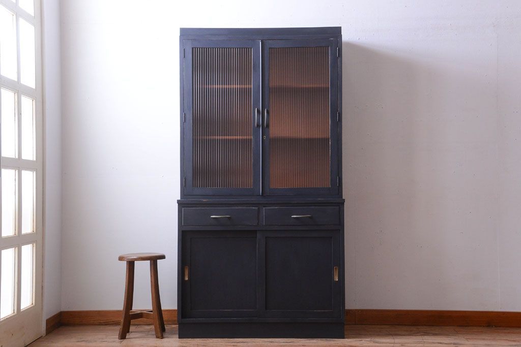 アンティーク家具　アンティークペイント　モールガラス入り!シンプルなカップボード(食器棚)