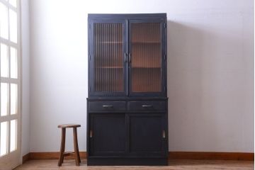 アンティーク家具　アンティークペイント　モールガラス入り!シンプルなカップボード(食器棚)