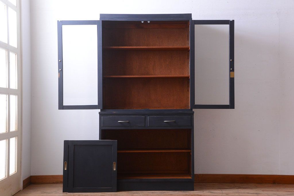 アンティーク家具　アンティークペイント　モールガラス入り!シンプルなカップボード(食器棚)