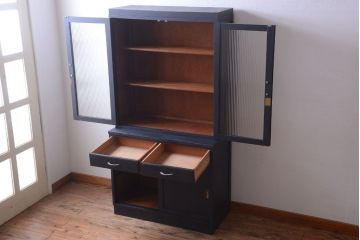 アンティーク家具　アンティークペイント　モールガラス入り!シンプルなカップボード(食器棚)