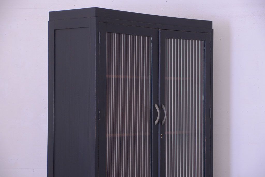 アンティーク家具　アンティークペイント　モールガラス入り!シンプルなカップボード(食器棚)