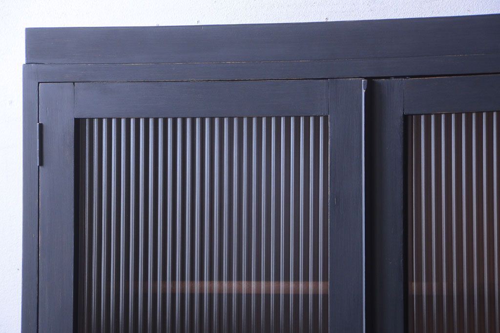 アンティーク家具　アンティークペイント　モールガラス入り!シンプルなカップボード(食器棚)