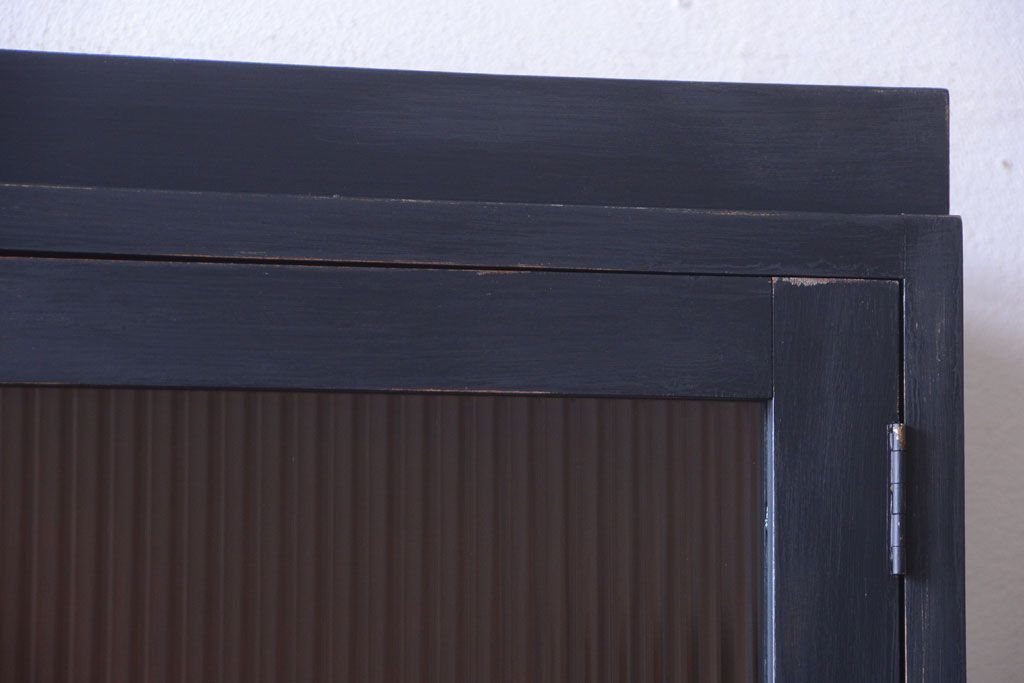 アンティーク家具　アンティークペイント　モールガラス入り!シンプルなカップボード(食器棚)