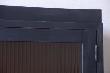 アンティーク家具　アンティークペイント　モールガラス入り!シンプルなカップボード(食器棚)