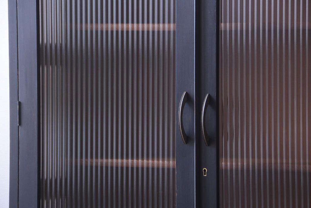 アンティーク家具　アンティークペイント　モールガラス入り!シンプルなカップボード(食器棚)