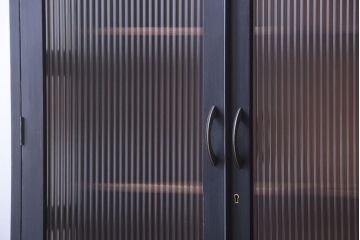 アンティーク家具　アンティークペイント　モールガラス入り!シンプルなカップボード(食器棚)