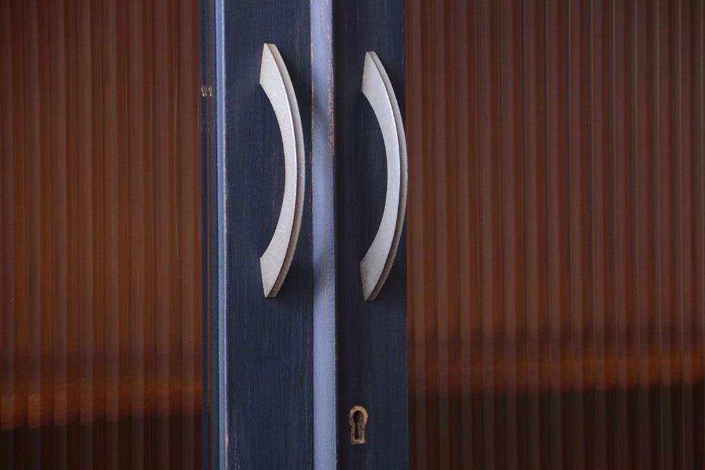 アンティーク家具　アンティークペイント　モールガラス入り!シンプルなカップボード(食器棚)