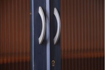 アンティーク家具　アンティークペイント　モールガラス入り!シンプルなカップボード(食器棚)