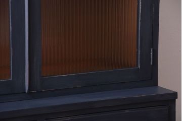 アンティーク家具　アンティークペイント　モールガラス入り!シンプルなカップボード(食器棚)