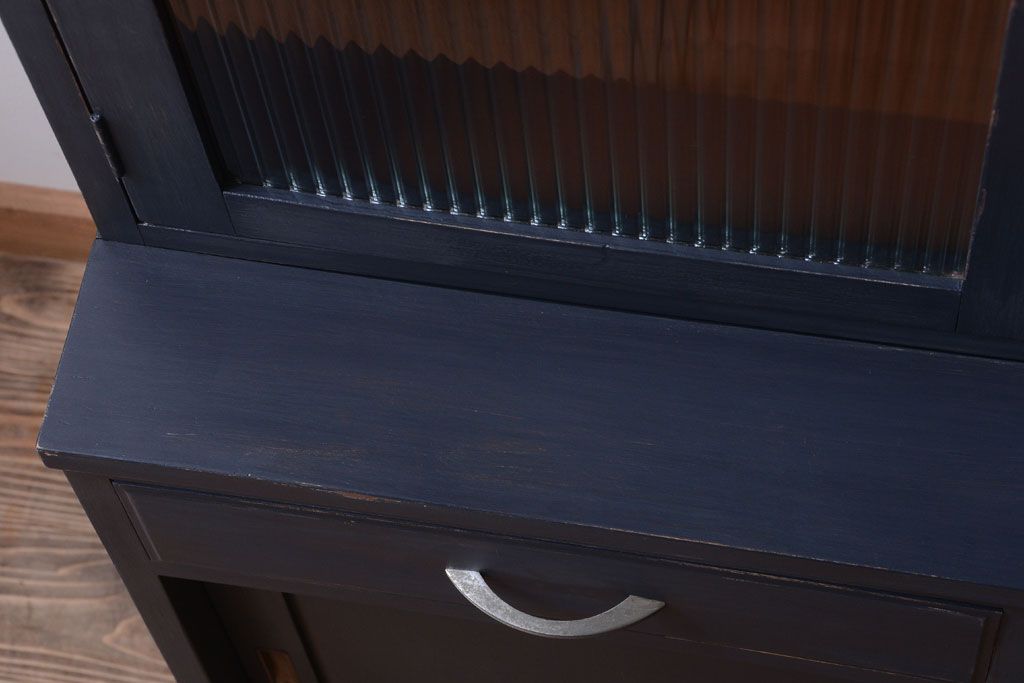 アンティーク家具　アンティークペイント　モールガラス入り!シンプルなカップボード(食器棚)