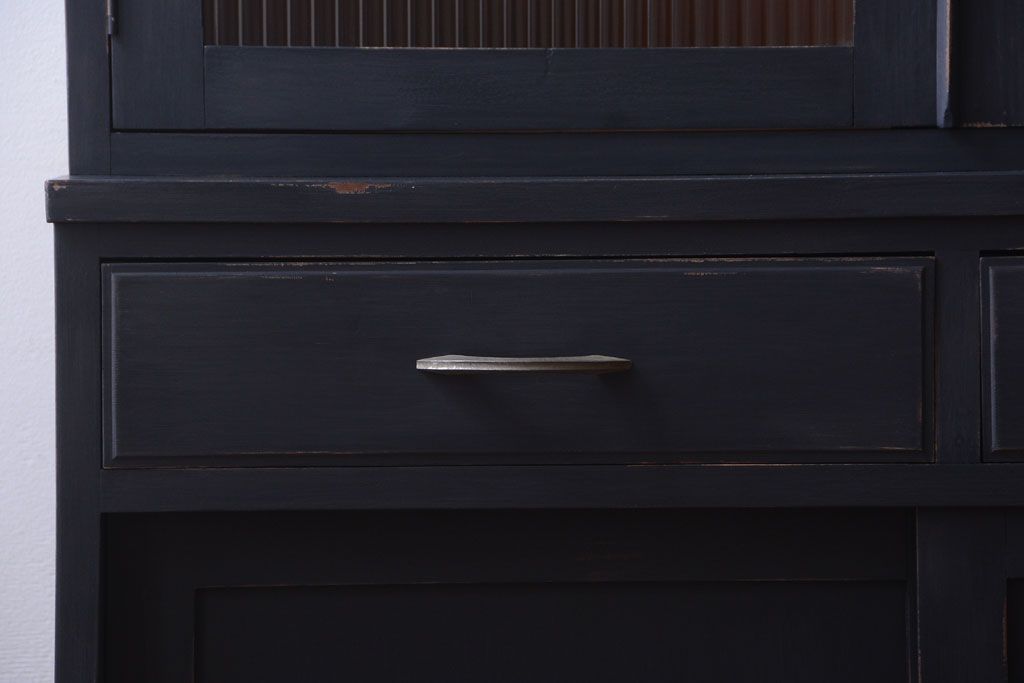 アンティーク家具　アンティークペイント　モールガラス入り!シンプルなカップボード(食器棚)