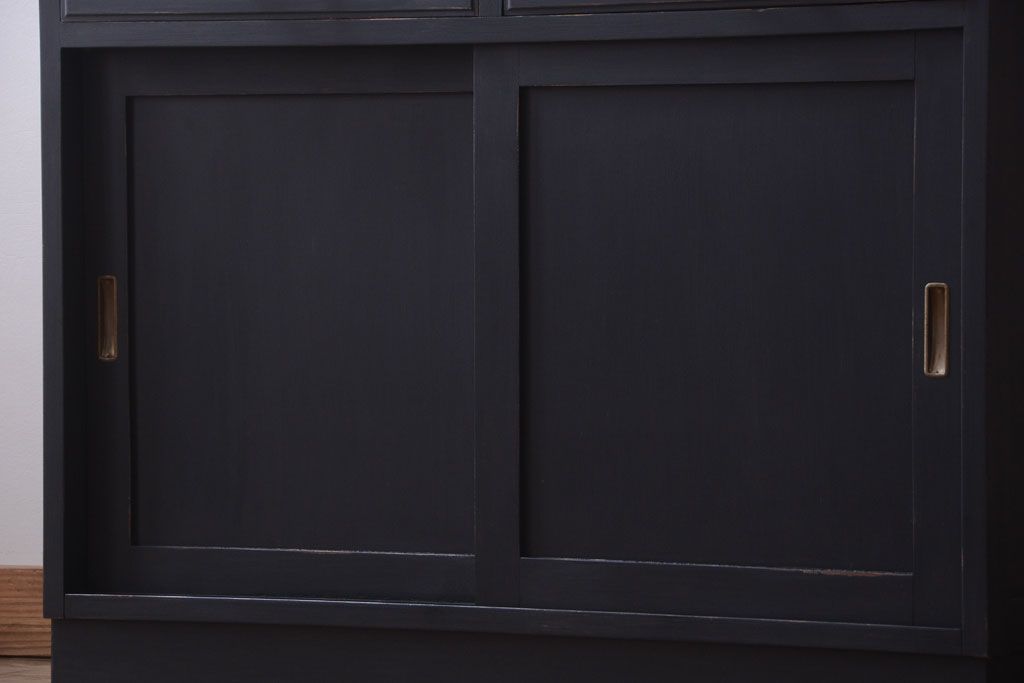 アンティーク家具　アンティークペイント　モールガラス入り!シンプルなカップボード(食器棚)