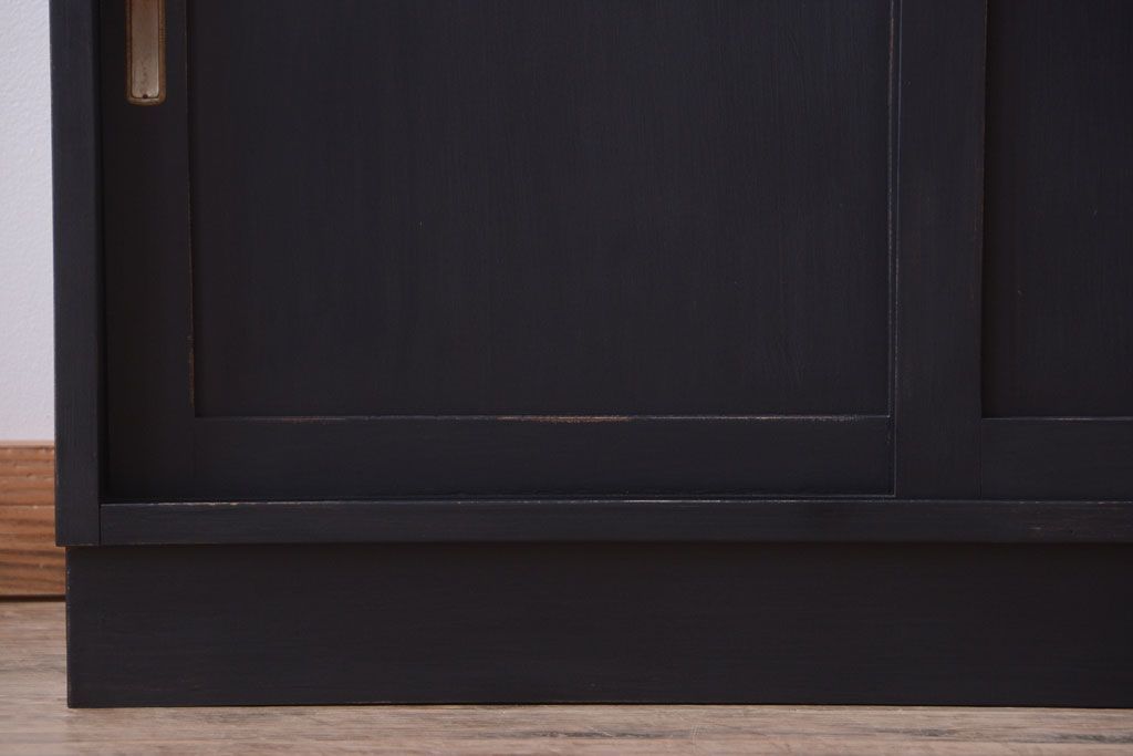 アンティーク家具　アンティークペイント　モールガラス入り!シンプルなカップボード(食器棚)