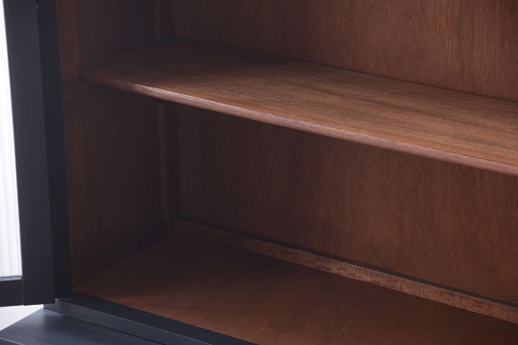 アンティーク家具　アンティークペイント　モールガラス入り!シンプルなカップボード(食器棚)