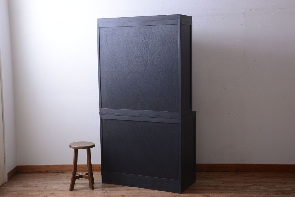 アンティーク家具　アンティークペイント　モールガラス入り!シンプルなカップボード(食器棚)