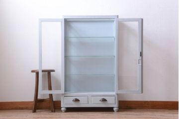 アンティーク家具　アンティーク　脚付き!薄型の小さなペイントガラスケース