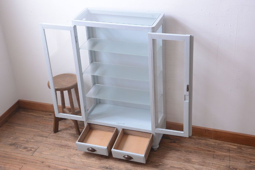 アンティーク家具　アンティーク　脚付き!薄型の小さなペイントガラスケース