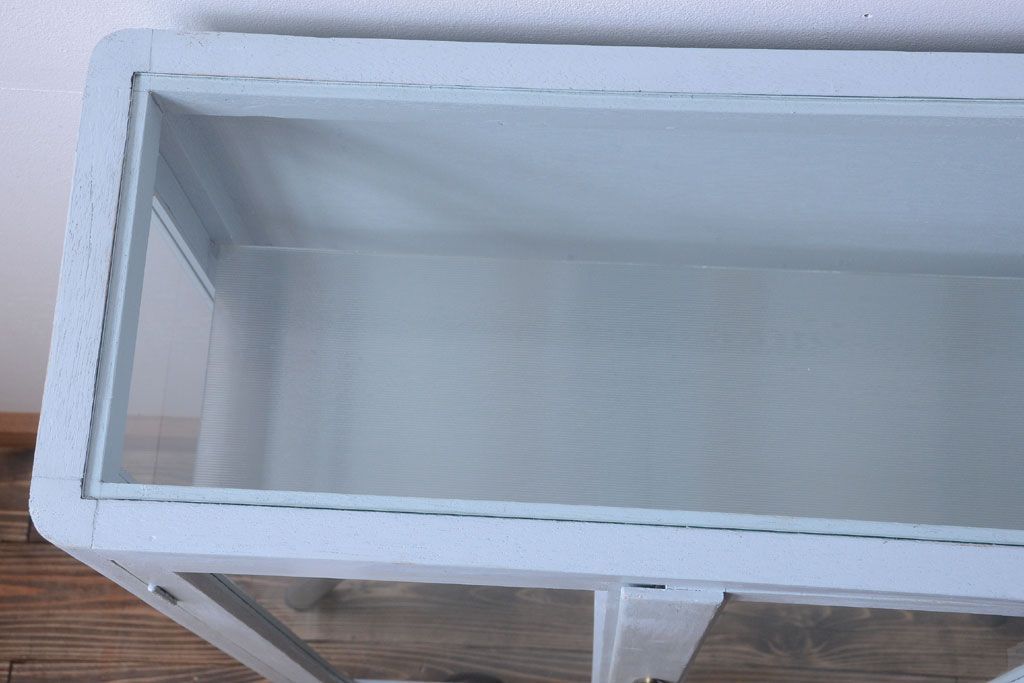 アンティーク家具　アンティーク　脚付き!薄型の小さなペイントガラスケース