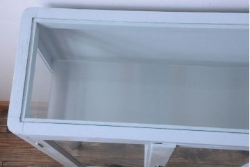 アンティーク家具　アンティーク　脚付き!薄型の小さなペイントガラスケース