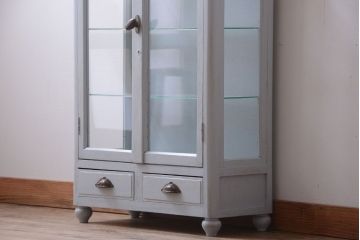 アンティーク家具　アンティーク　脚付き!薄型の小さなペイントガラスケース