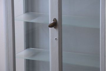 アンティーク家具　アンティーク　脚付き!薄型の小さなペイントガラスケース