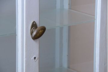 アンティーク家具　アンティーク　脚付き!薄型の小さなペイントガラスケース