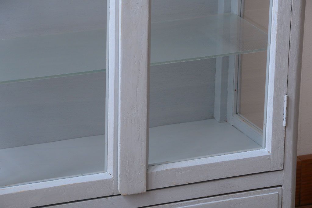 アンティーク家具　アンティーク　脚付き!薄型の小さなペイントガラスケース