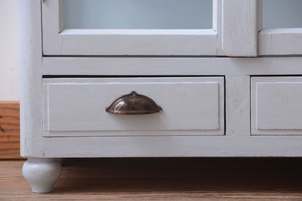 アンティーク家具　アンティーク　脚付き!薄型の小さなペイントガラスケース