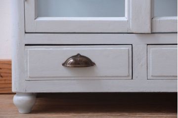 アンティーク家具　アンティーク　脚付き!薄型の小さなペイントガラスケース